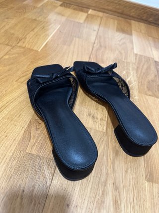 Sandalias negras tacón bajo