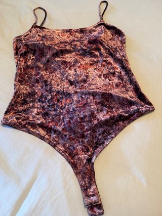 Conjunto GUESS terciopelo body + pantalón