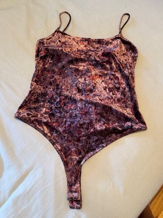 Conjunto GUESS terciopelo body + pantalón