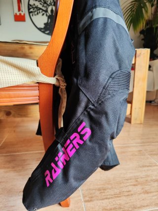 Chaqueta Moto Rainers Negra con Detalles Rosas