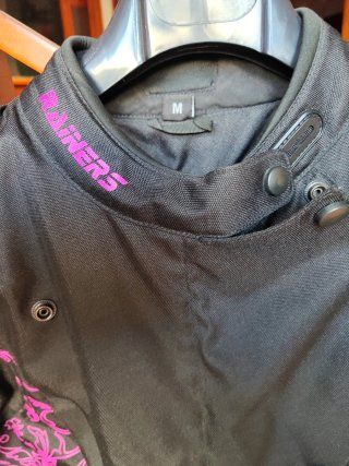 Chaqueta Moto Rainers Negra con Detalles Rosas