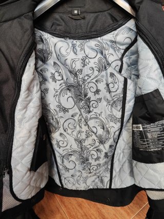 Chaqueta Moto Rainers Negra con Detalles Rosas