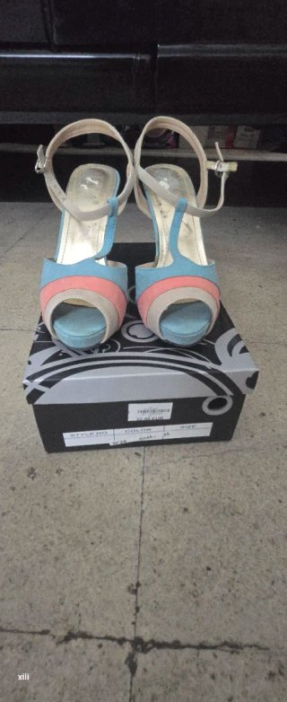 Zapatos de tacón sandalia azul y rosa