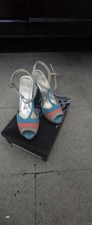 Zapatos de tacón sandalia azul y rosa