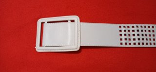 Cinturón blanco con hebilla cuadrada