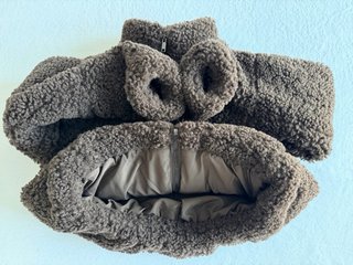 Casaco de pelúcia castanho