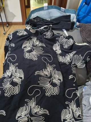 Blusa negra con bordado blanco