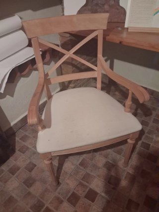 Butaca de madera con asiento de tela