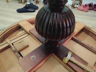 Mesa redonda de madera clásica