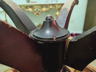 Mesa redonda de madera clásica