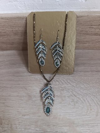 Conjunto collar y pendientes pluma