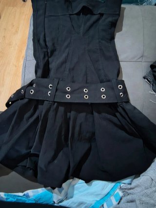 Vestido negro con cinturón de ojales