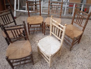 Sillas antiguas de madera y enea