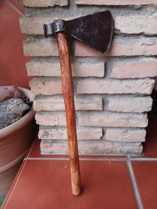 Hacha antigua restaurada