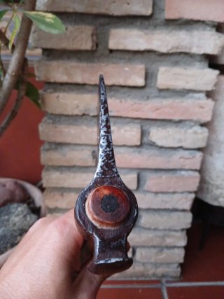Hacha antigua restaurada