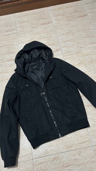 Cazadora negra talla S con capucha