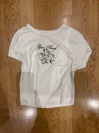 Camiseta crop top blanco con estampado