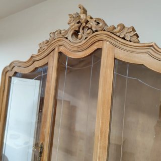 Vitrina antigua de madera con puertas de cristal
