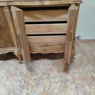 Vitrina antigua de madera con puertas de cristal