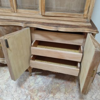 Vitrina antigua de madera con puertas de cristal