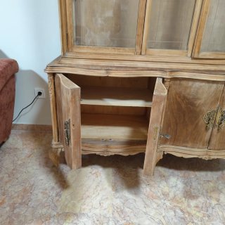 Vitrina antigua de madera con puertas de cristal
