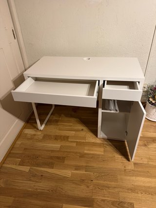 Scrivania Ikea Micke bianca con cassetti e armadio