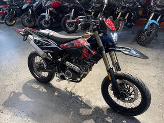 QJ Motor 125 SM Supermotard Negra/Roja
