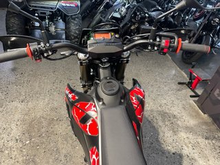 QJ Motor 125 SM Supermotard Negra/Roja