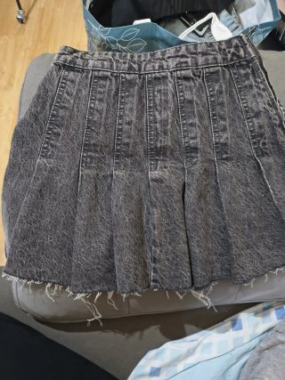 Falda vaquera plisada gris