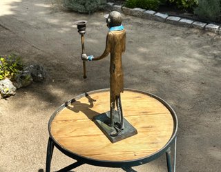 ANTIGUO CANDELABRO MONO BRONCE PINTADO C. 1900