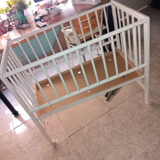 Cuna de bebé blanca