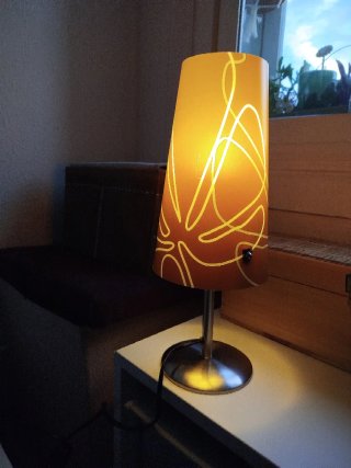 Lámpara de mesilla con pantalla decorada marrón