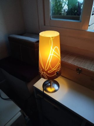 Lámpara de mesilla con pantalla decorada marrón