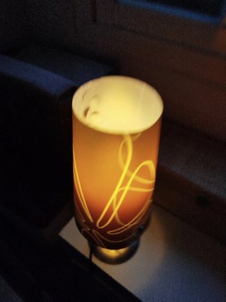 Lámpara de mesilla con pantalla decorada marrón