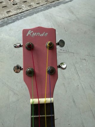 Ukelele rosa infantil