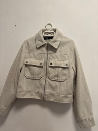 Chaqueta Zara Beige Corta Bolsillos