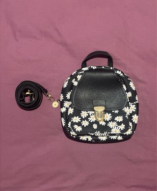 Bolso o mini mochila negra con flores