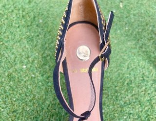 Sandalias tacón negras con tachuelas doradas