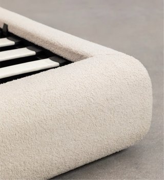 Cama tapizada beige con canapé abatible