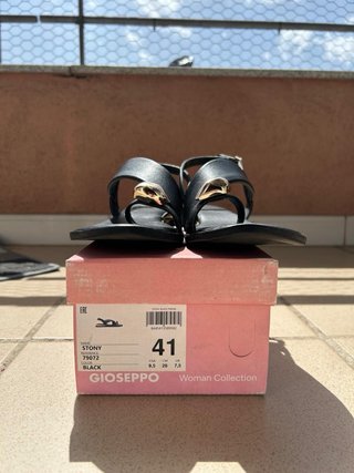 Sandalias Gioseppo negras con detalle dorado