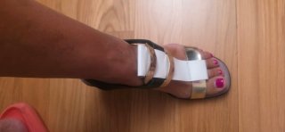 Sandalias Hispanitas doradas, negras y blancas