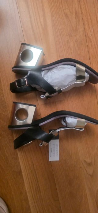 Sandalias Hispanitas doradas, negras y blancas