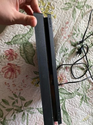 PS4 Slim (PlayStation 4)
