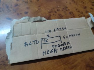 Mesa auxiliar de madera con tapa de nogal