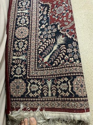 Alfombra Persa  Roja y Negra . Se entrega limpia .