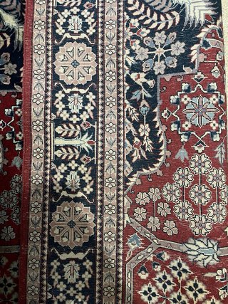 Alfombra Persa  Roja y Negra . Se entrega limpia .