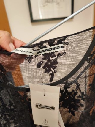 Blusa encaje sin mangas bordada