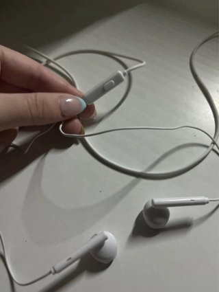 Cascos con cable blancos