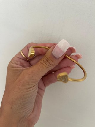 Pulsera dorada con corazones