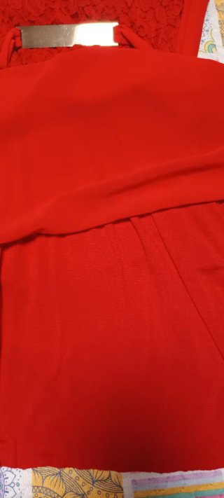 Vestido rojo con cinturón plateado
